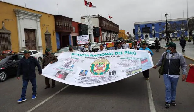 Durante su protesta, recorrieron las principales calles del centro histórico de Trujillo. Foto: Yolanda Goicochea /URPI-LR