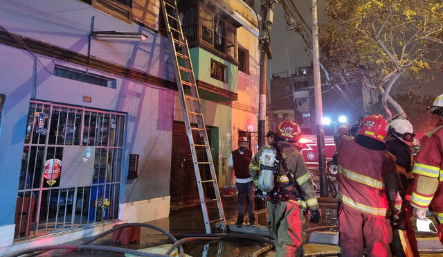 Bomberos trabajaron por extinguir las llamas que consumían la vivienda afectada. Foto: Omar Coca / URPI-LR