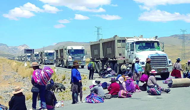 Reclamo. Comuneros desde ayer tomaron el corredor minero. Esperan la llegada de autoridades para resolver conflicto. Foto: La República