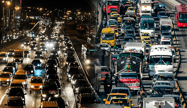 La economía se ve afectada con el tráfico. Foto: composición LR/The Guardian/AFP