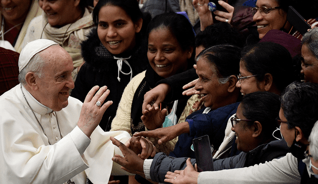 El papa Francisco saluda a los fieles en el Vaticano. Foto: referencial/AFP