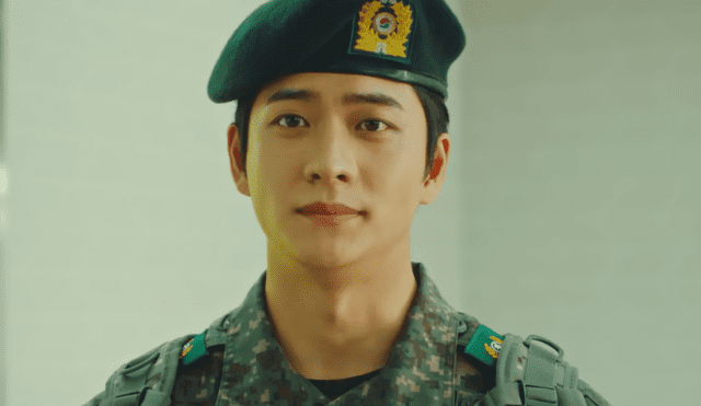 Kang Tae Oh, actor de "Extraordinary attonery Woo", luce informe militar en CF. Foto: captura de Subway