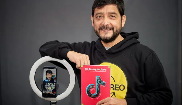 Periodista Hugo Grández y su libro.