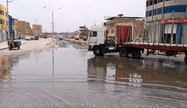 Al colapso de sistema de alcantarillado se suma la acumulación de desperdicios en la avenida Chiclayo: Foto: captura de TVI Noticias