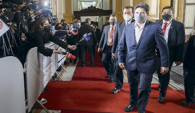 Visita. Pedro Castillo vuelve a visitar el Congreso en un intento de tender puentes. La primera vez que lo hizo fue para pedir la Comisión de Educación, sin resultados, en la gestión de Alva. Foto: difusión