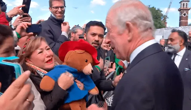 El instante en el que la mujer peruana le muestra al rey Carlos III un peluche del oso Paddington. Foto: captura de YouTube/The Royal Family Channel.