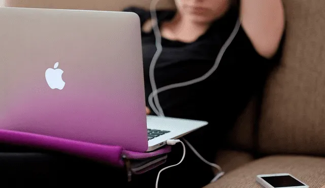 Los logos en las MacBook actuales son de aluminio. Foto: Heraldo de México