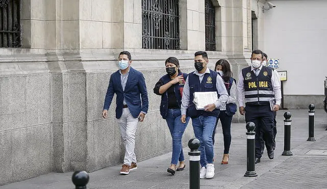 Diligencia. Por más de 16 horas, el Equipo Especial contra la Corrupción del Ministerio Público llevó a cabo la incautación de las cámaras de video de Palacio de Gobierno. Foto: Antonio Melgarejo/La República