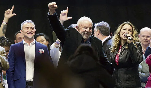 Preferido. El candidato por el izquierdista Partido de los Trabajadores (PT), Luiz Inácio Lula da Silva (C), y su esposa Rosangela “Janja” (R) en Porto Alegre. Foto: AFP
