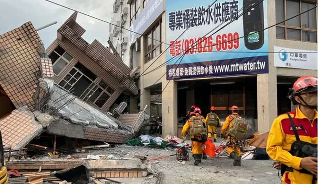 Así se realizó la búsqueda de personas atrapadas en un edificio residencial ubicado en el condado de Hualien luego de su derrumbe producto del sismo. Foto: departamento de bomberos de Taiwán