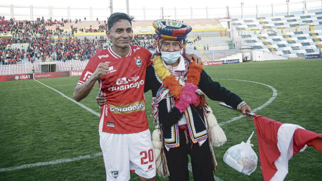 Festejo. Sandoval recibía insultos desde las tribunas pero se mandó con un golazo en el minuto final para el empate 2-2. Foto: Rodrigo Talavera/La República