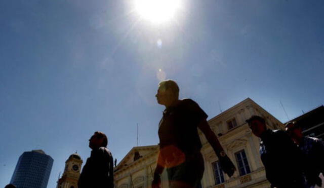 En los últimos días, asomó un tenue brillo solar en la capital. Foto: Andina