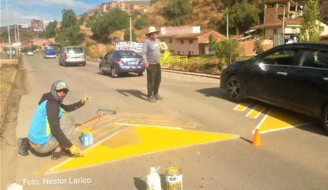 Extranjeros venezolanos repintan rompemuelles en Cusco. Foto: Néstor Larico/Tv Mundo