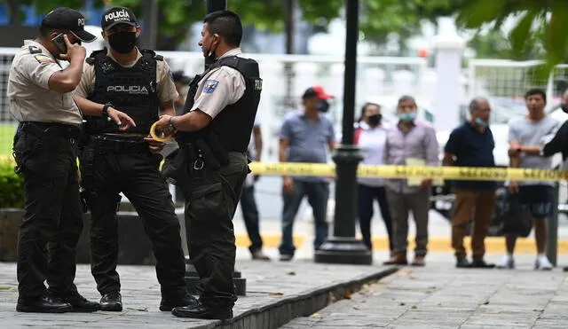 La policía trabaja en la escena del crimen del asesinato del fiscal ecuatoriano Edgar Escobar frente a su oficina en Guayaquil, Ecuador. Foto: AFP