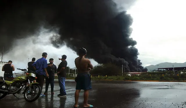 Vecinos de zonas aledañas a la refinería de Puerto La Cruz, en Venezuela, fueron desalojados ante el incendio. Foto: Carlos Landaeta/AFP