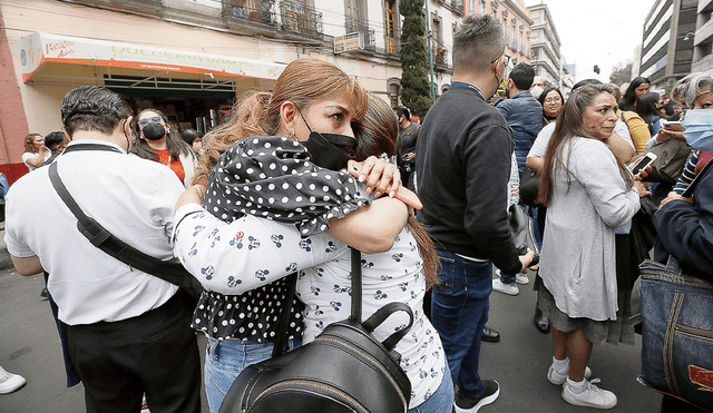 Terror compartido. Dos vecinas se abrazan luego del remezón en la capital mexicana. Se han sentido casi cien réplicas. Foto: EFE