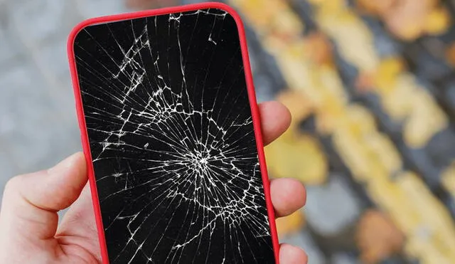 Que la pantalla de tu teléfono esté dañada no significa que no pueda transmitirse a través de otras vías. Foto: Teknófilo