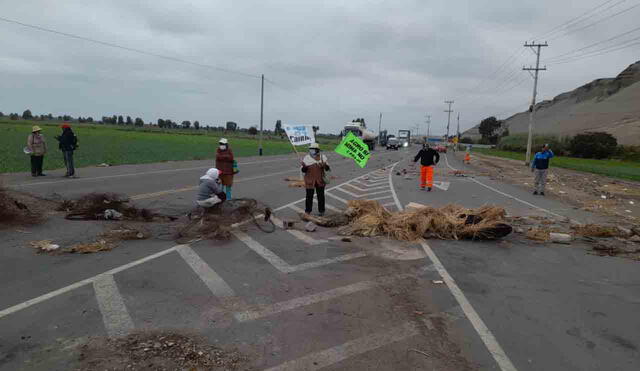 Protesta. Pobladores por varios días bloquearon la vía Mollendo-valle de Tambo. Foto: cortesía