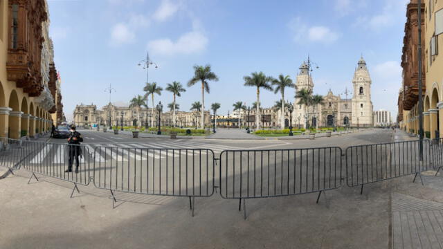 En agosto, un grupo de ciudadanos y comerciantes exigieron que se retiren las rejas y se abra de nuevo la plaza de Armas y calles aledañas. Foto: Municipalidad de Lima