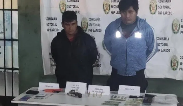 A los detenidos se les incautó un arma de fuego y otras especies. Foto: PNP