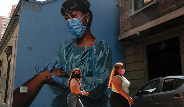 Los casos de coronavirus en Chile han bajado un 77% en los últimos seis meses, informaron las autoridades sanitarias. Foto: AFP