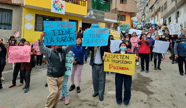 Vecinos de Independencia protestan afuera de sus hogares rechazando la venta de sus viviendas. Foto: Omar Coca / URPI-LR