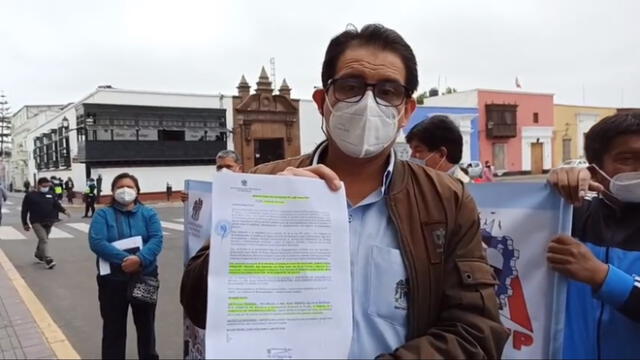 Carlos Armas muestra documentos de la deuda a supermercado. Foto: captura URPI-La República