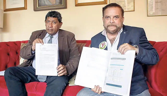 Papeles en mano. Gonzalo Alegría y su abogado muestran el acta notarial y otros documentos para hacer sus descargos.