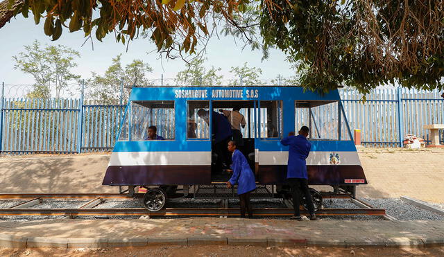 Tren solar construido por una veintena de jóvenes en Sudáfrica. Foto: AFP Foto: AFP