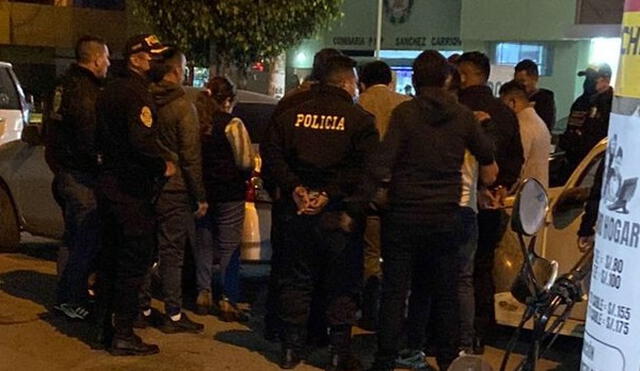 Los agentes fueron detenidos frente a la Comisaría Sánchez Carrión. Foto: Causa Justa