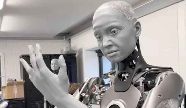 Ameca, presentada por primera vez al mundo en 2021, es la robot que imita los gestos humanos con mayor perfección. Foto: captura de YouTube/Engineered Arts