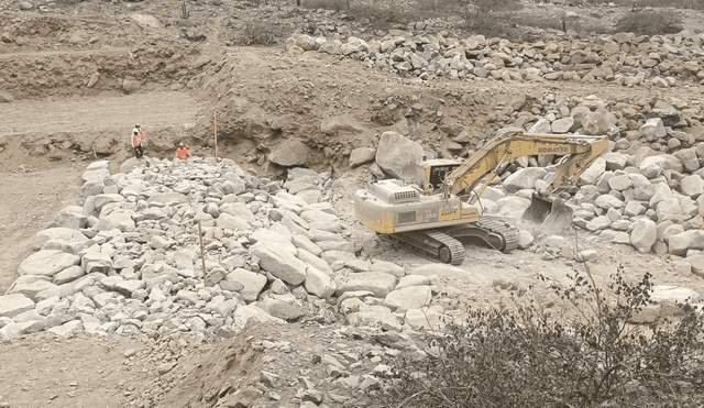 Maquinaria pesada continúa construcción de diques en quebradas. Foto: GORE