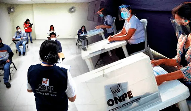Elecciones 2022: miembros de mesa son capacitados por la ONPE para los comicios del 2 de octubre. Foto: composición Gerson Cardoso/LR/ONPE