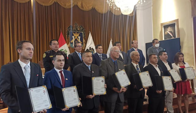 Extranjeros muestran los títulos de la nacionalidad peruana. Foto: Y. Goicochea/La República