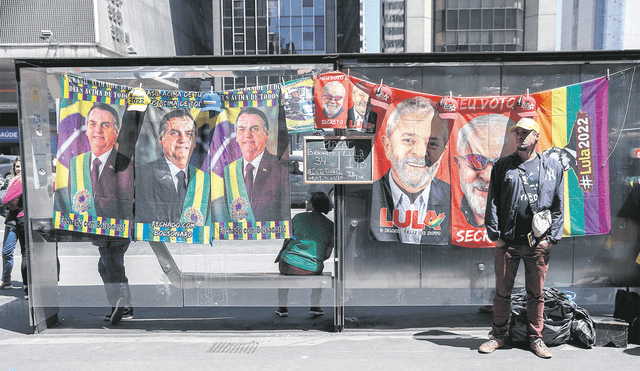 Encuesta viral. Puesto de venta de toallas con fotos del presidente Jair Bolsonaro y del candidato  Luiz Inácio Lula da Silva. Foto: EFE