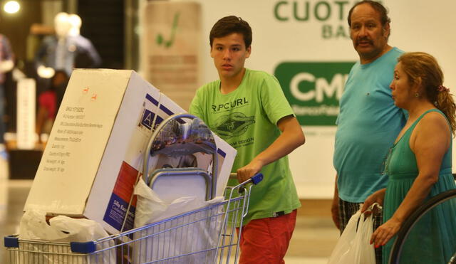 Los principales malls del país esperan incrementar su asistencia en 7% este fin de semana. Foto: Andina