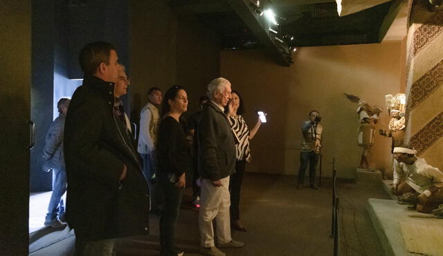 El laureado escritor peruano llegó al recinto cultural acompañado de sus hijos Morgana y Álvaro Vargas Llosa. Foto: DDC Lambayeque