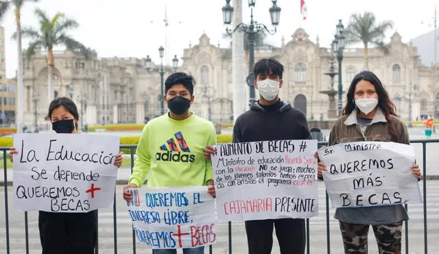 En Lima. Alexander Casas y otros miembros del Frente de Postulantes. Foto: Félix Contreras/La República