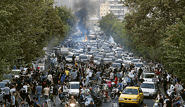 Enfrentamientos. Indignados iraníes chocan con las fuerzas del orden en Teherán. Hay cientos de detenidos y decenas de fallecidos. Foto: EFE