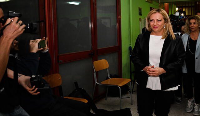 La líder del partido italiano de extrema derecha Giorgia Meloni llega para emitir su voto en un colegio electoral en Roma el 25 de septiembre de 2022. Foto: AFP