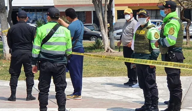 Los policías trataban de intervenir un partido de fútbol que se realizaba sin respetar las normativas por pandemia. Foto: Joel Robles / URPI-GLR