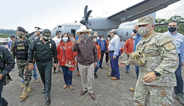 Irregular. La relación de pasajeros del vuelo presidencial la entrega Palacio de Gobierno. Foto: Sepres