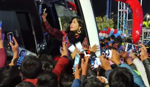 Yarita inició con fuerza presentando su afamado éxito "Corta venas". Foto: Alexander Flores/ URPI-GLR