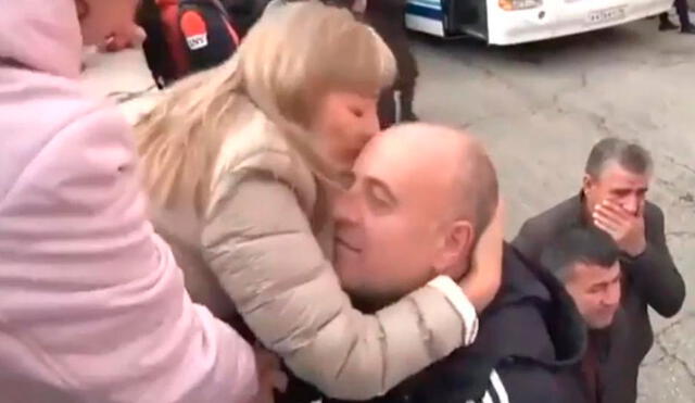 Lágrimas, abrazos y despedidas se aprecian en Rusia cuando los reservistas dicen adiós a sus familias para ir al frente de batalla. Foto: captura / Twitter @PjortrSauer