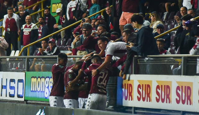 El delantero Jovan Romario celebró con los hinchas el gol del triunfo. Foto: Twitter Deportivo Saprissa