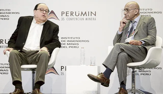 Posiciones. Julio Velarde, presidente del BCRP, participó en panel donde se analizó la política macroeconómica. Lo acompañó el exministro Waldo Mendoza. Foto: Rodrigo Talavera/La República