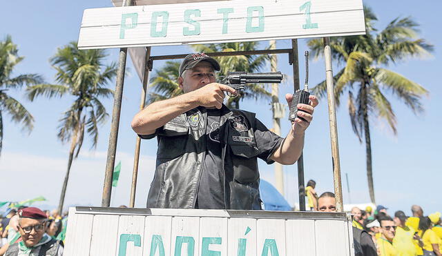 Atentados. Un hombre armado realiza una exhibición de amenaza a uno de los candidatos de la campaña electoral en Brasil.