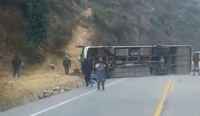 La unidad terminó recostada en la carretera. Foto: Transportista-Cusco