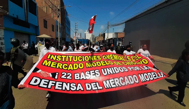 Decenas de comerciantes del mercado Modelo se movilizaron por las calles de Chiclayo. Foto: Carlos Romero/La República