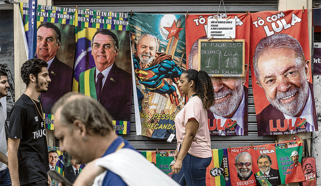 Cierre de campaña. Un quiosco de venta de toallas para playa estampadas con los rostros de Lula da Silva y de Bolsonaro en las calles de Río de Janeiro. Foto: EFE